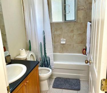 Kitsilano House | Kitsilano single room shared bathroom
