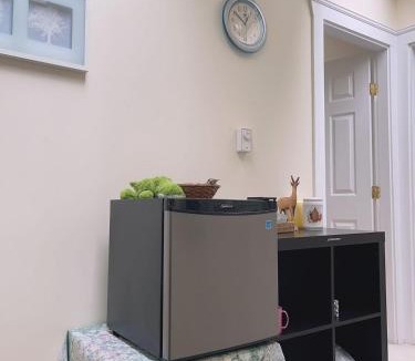 Kitsilano House | Kitsilano single room shared bathroom