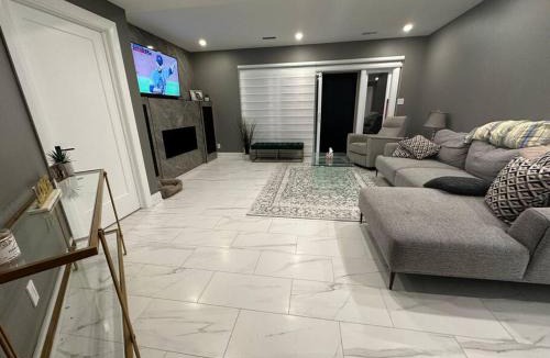 Ottawa Division House | Lake House 8 Min from Airport sleeps 13