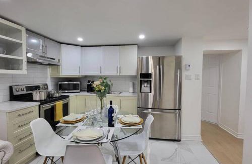 Laval Apartment | Bel appartement moderne et propre, zone calme