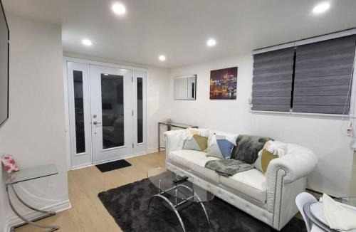 Laval Apartment | Bel appartement moderne et propre, zone calme