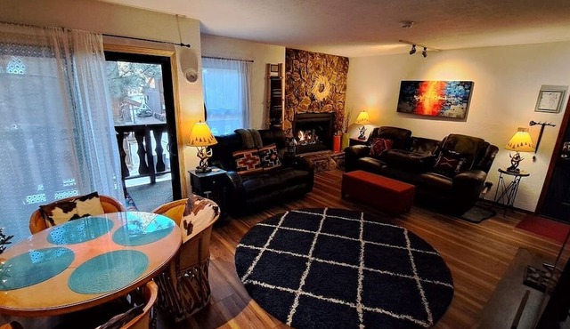 Comfortable and cozy retreat with Free ski shuttle