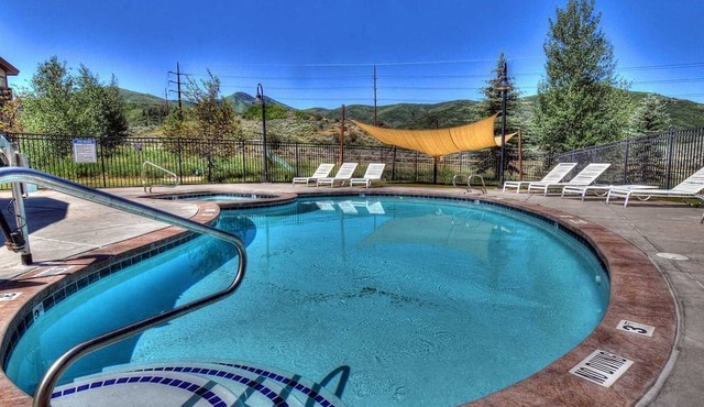Top-Floor Condo w/Mountain Views, Loft, Heated Garage – Sleeps 5