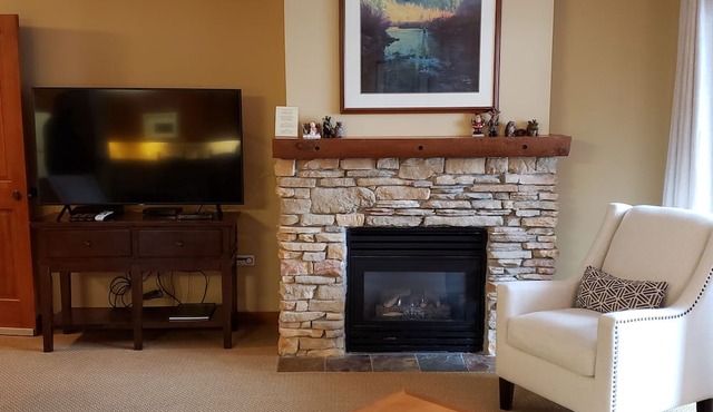 Quiet 2 Bedroom/2 Bath Condo Sleeps 8