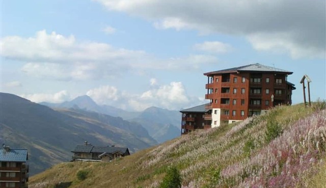 Cozy Chalet-Style Studio near Ski Slopes, 3 Flocons Or