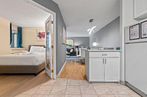 Modern 2 bedroom next to Stampede, 17th w Parking