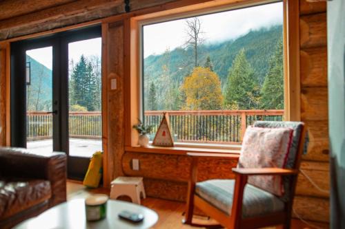Douglas Fir Retreat, Mtn Views and Expansive Deck