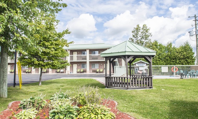 Gananoque Hotel | Quality Inn & Suites 1000 Islands