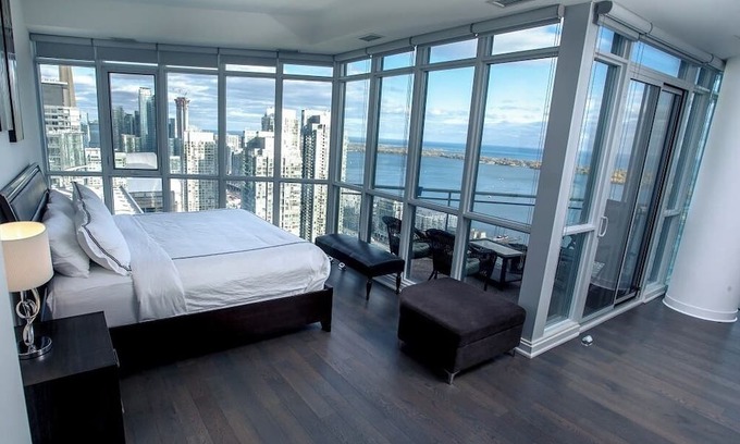 CityPlace Apartment | City/Lake view 2-storey condo w/parking