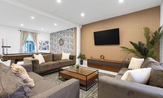 Gay Village Apartment | Spacious & Stylish Downtown Retreat |Hot Tub
